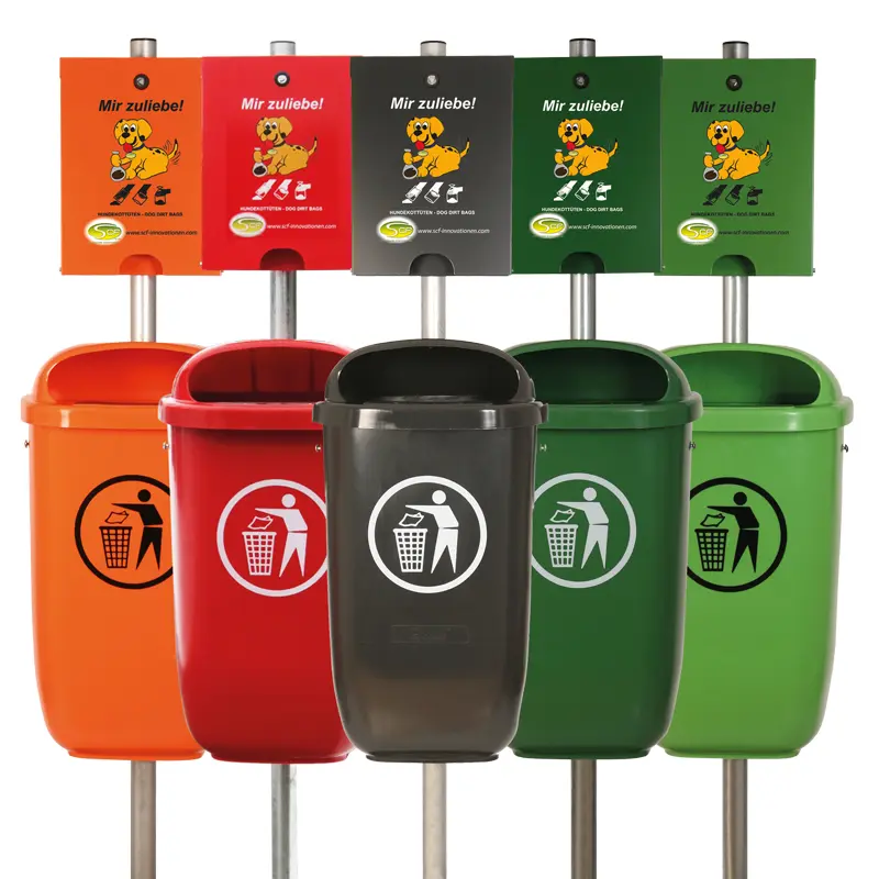 Fünf Hundekotbeutelspender FLEXI mit passenden Mistkübeln FLEXI in den Farben Orange, Rot, Schwarz, Hellgrün und Dunkelgrün – jeweils mit der Aufschrift „Mir zuliebe!“ und Hundemotiv.